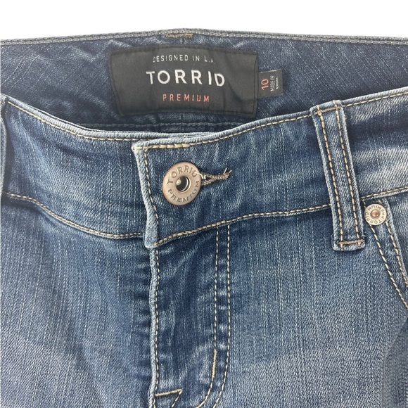 22. NWOT Torrid Premium Boyfriend Med Wash Distressed Jeans Size 10 - Picture 6 of 7